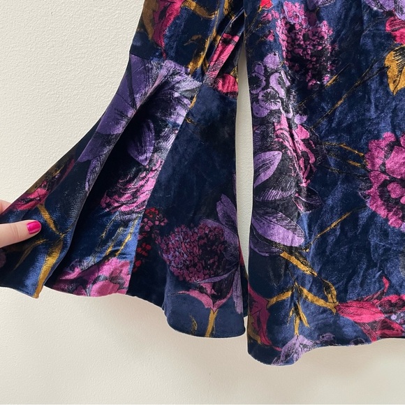 NWT Trina Turk Astral Crew Neck Bell Sleeve Garden Drapery Velvet Top Size Small - Picture 7 of 10